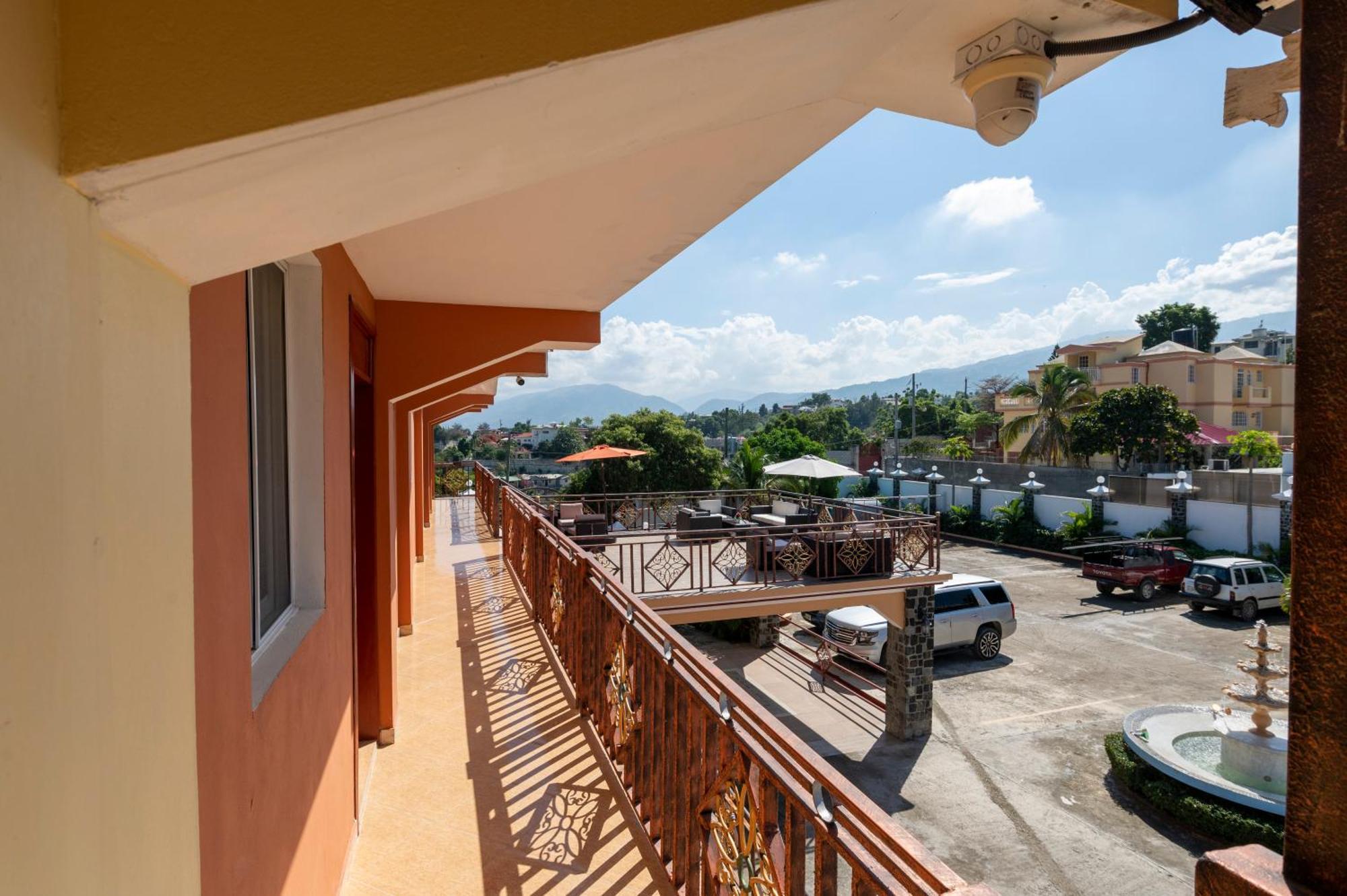 Vivy Hill'S Hotel Port-au-Prince Exterior photo
